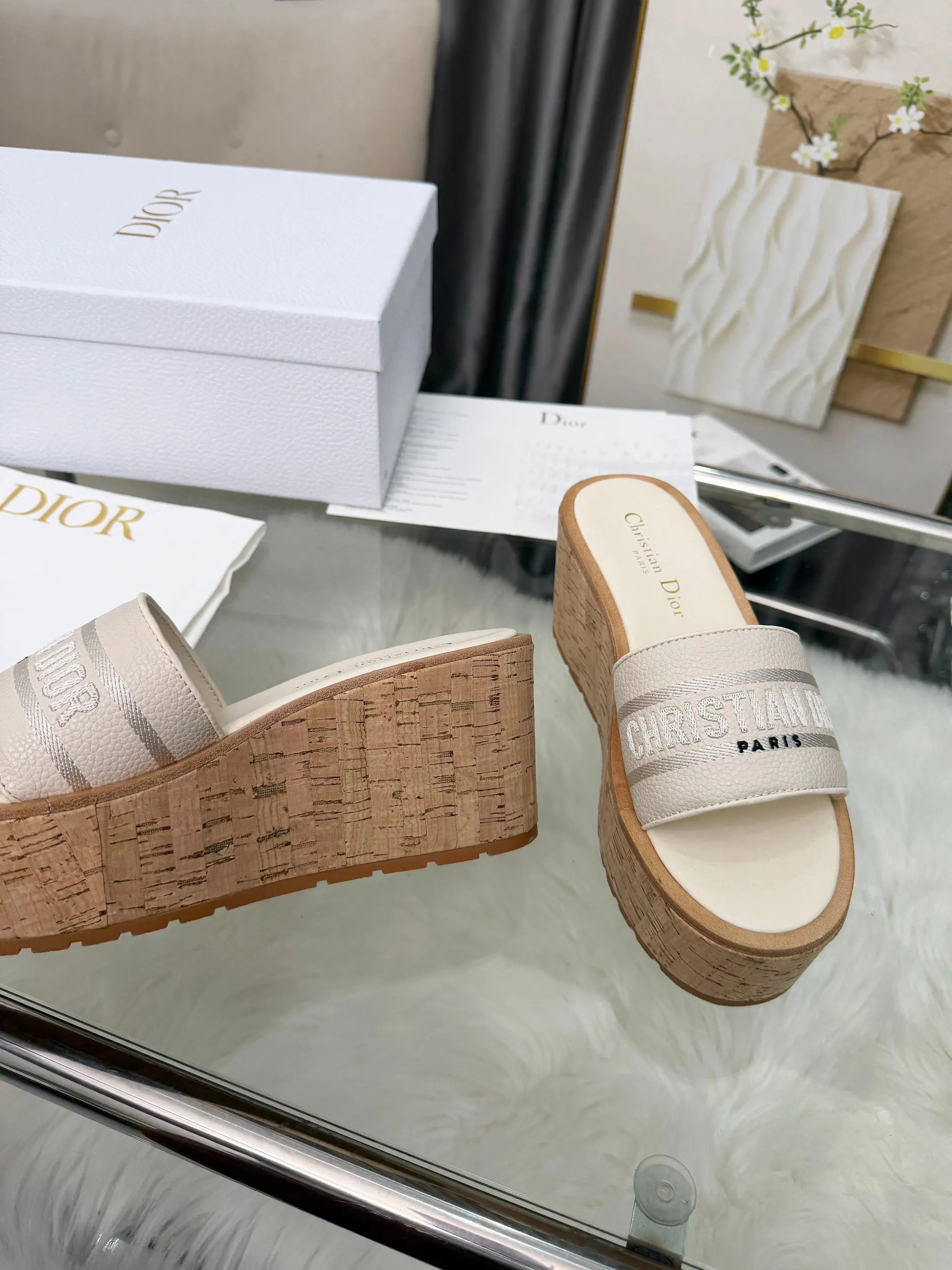 👟👟Ex-factory price 440👟👟 Dior Dior〰️Dway thick-soled wedge sandals✔️This thick-soled sandal is fashionable, casual and highly recognizable. The inspiration is cleverly combined by D's main designer into the perfect shoe shape. Paired with brand buckles, it is even more fashionable! Original version, perfect and exquisite workmanship!  Upper: pebbled leather + electric show code number; 35-39 (40-41 customized)
